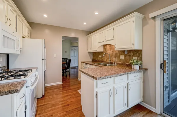 $275,000 | 7000 Barrington Court, Unit 204, Woodridge, IL 60517