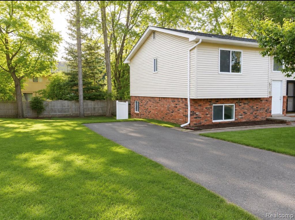 211 Hacker Street Rochester, MI 48307 - Photo 2 of 26
