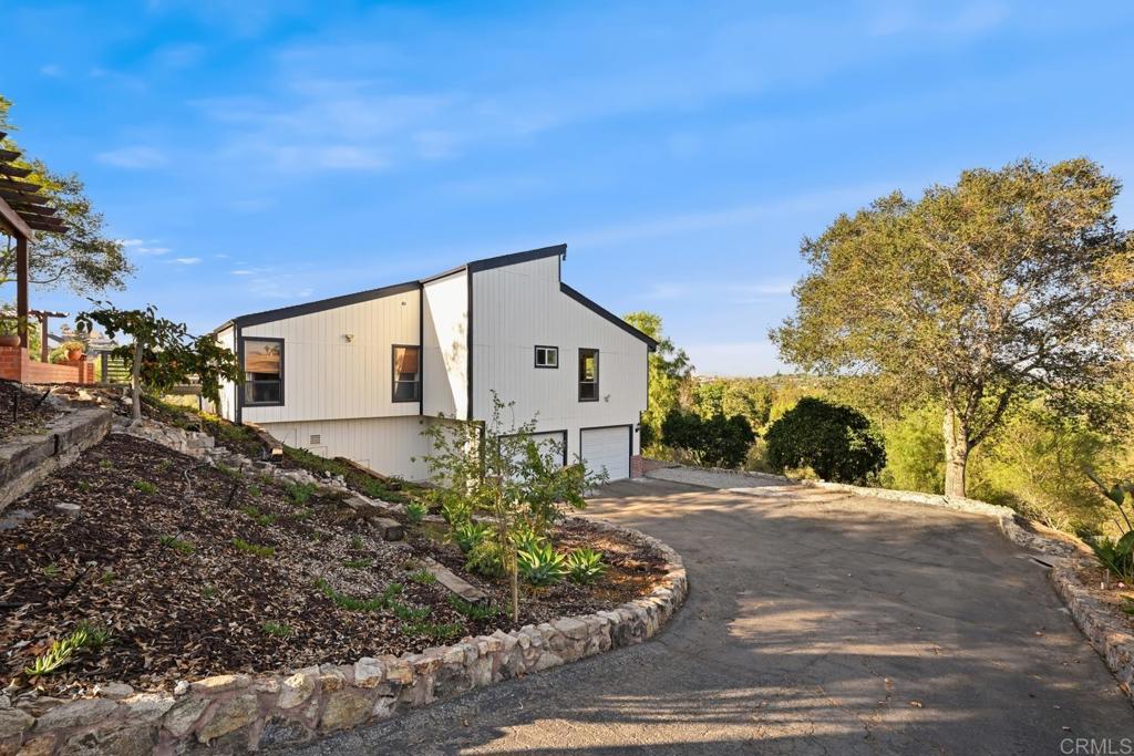 335 Morro Hills Road Fallbrook, CA 92028 - Photo 3 of 35 Exterior Front