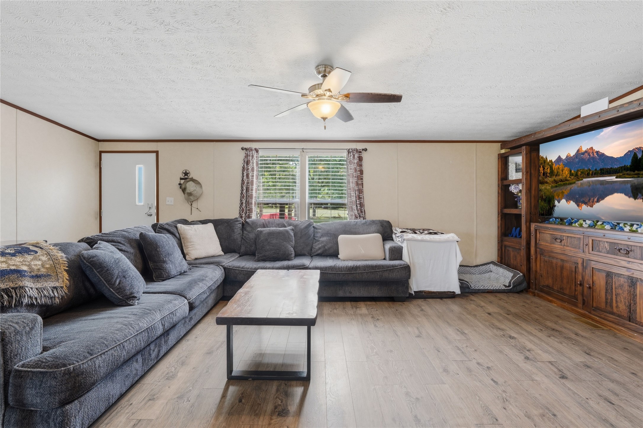 18492 Parker Road Cleveland, TX 77328 - Photo 8 of 36 Living Area Open and Bright!
