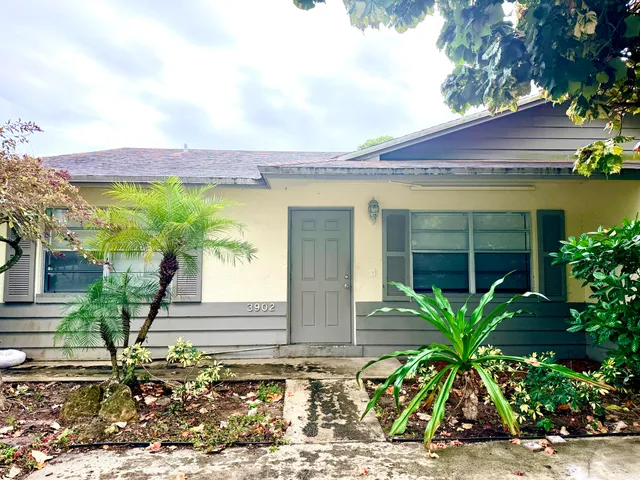 $2,400 | 3902 Chapel Street, West Palm Beach, FL 33403