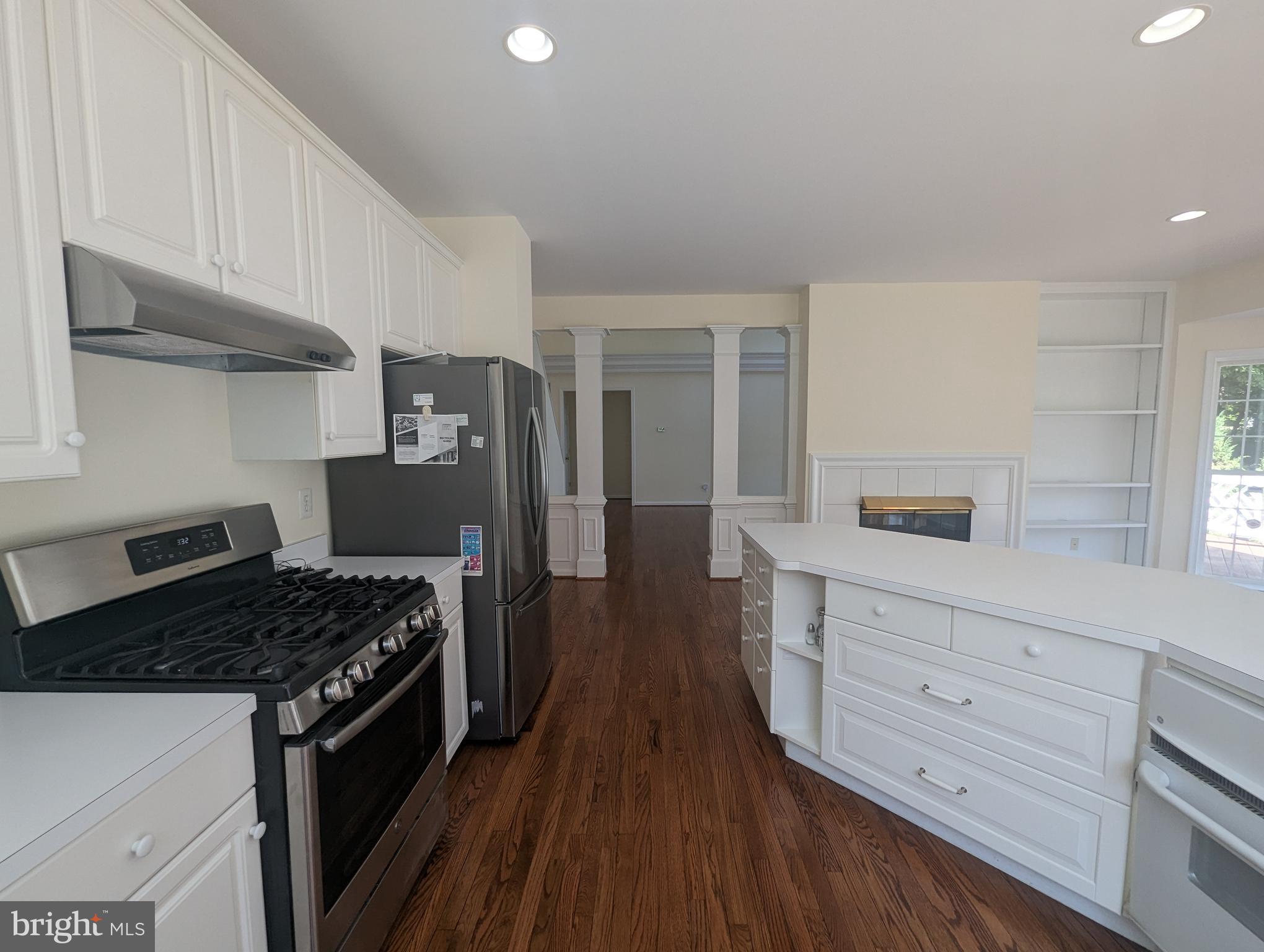 47588 Compton Circle Sterling, VA 20165 - Photo 4 of 38 First Oven of Two