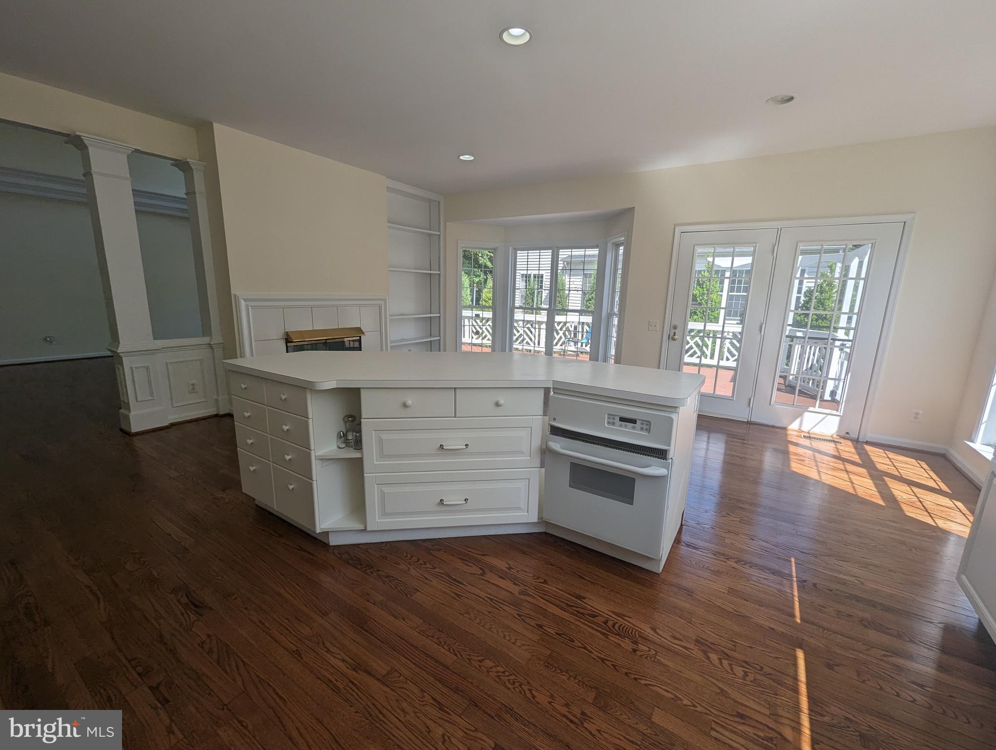 47588 Compton Circle Sterling, VA 20165 - Photo 5 of 38 Island/Second Oven