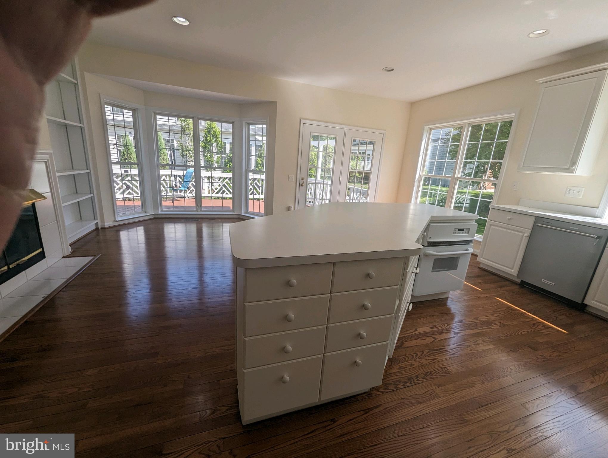 47588 Compton Circle Sterling, VA 20165 - Photo 7 of 38 Kitchen Island