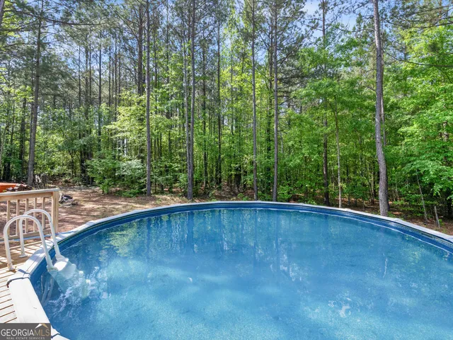 a view of a back yard