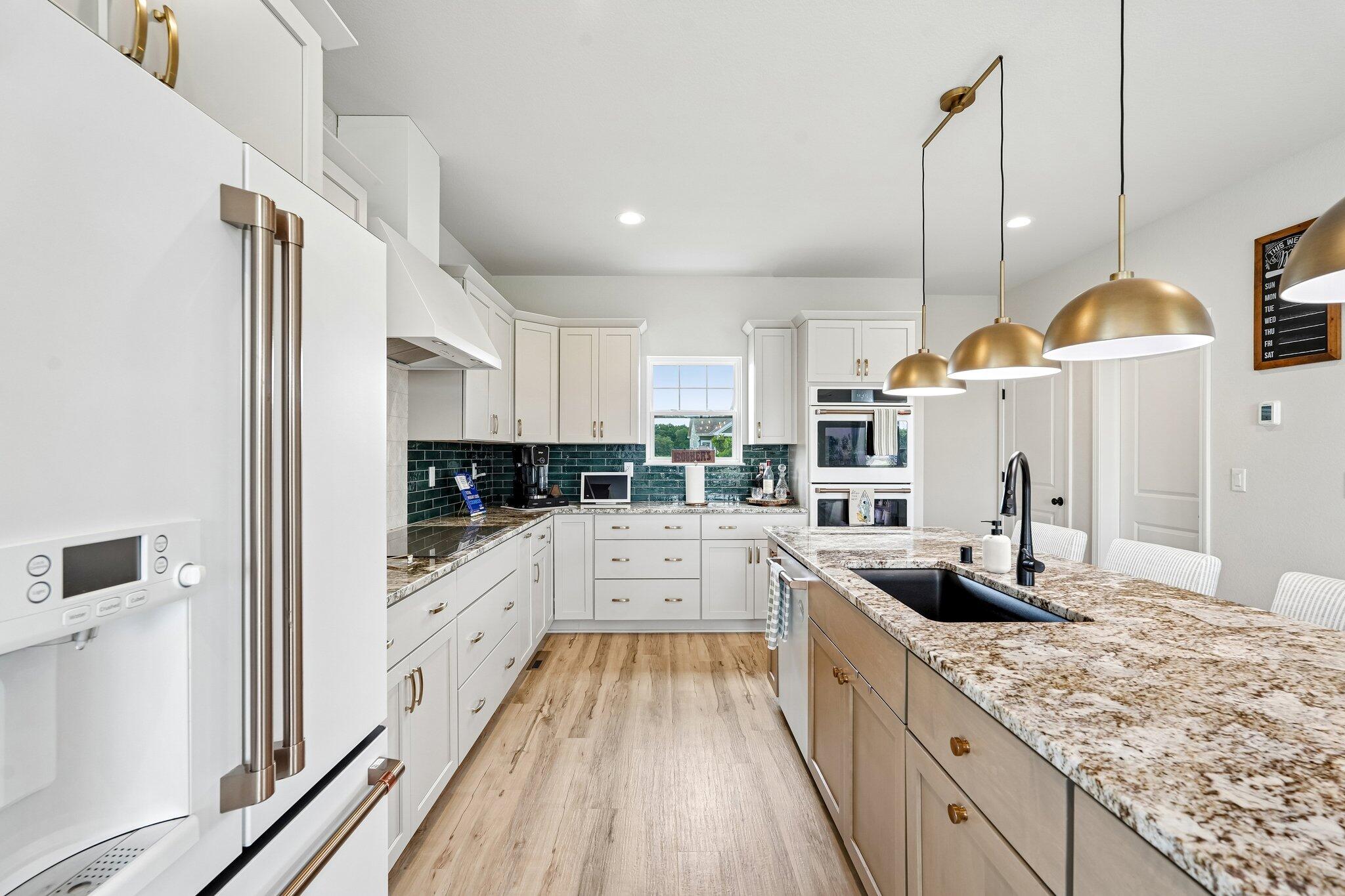 9249 South Overlook Way Franklin, WI 53132 - Photo 5 of 38 Kitchen