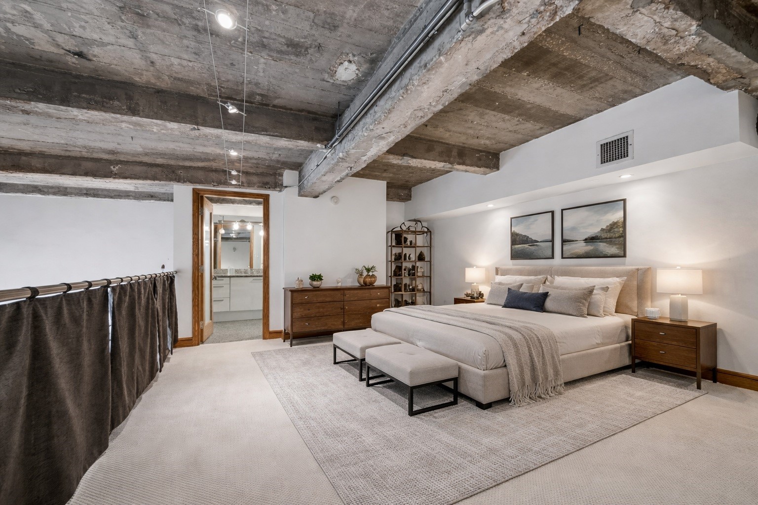 915 Franklin Street, Unit 9L Houston, TX 77002 - Photo 27 of 50 Virtually staged primary bedroom showcasing ample space for a king-size bed.