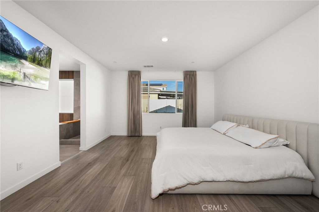 11401 West Serrano Square Yucaipa, CA 92399 - Photo 19 of 46 a large white bed in a white room