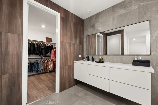 a en suite bathroom with a sink and a mirror