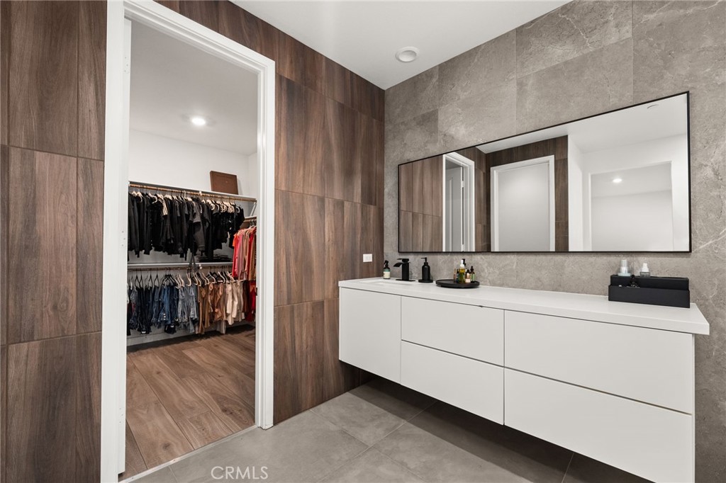 11401 West Serrano Square Yucaipa, CA 92399 - Photo 22 of 46 a en suite bathroom with a sink and a mirror