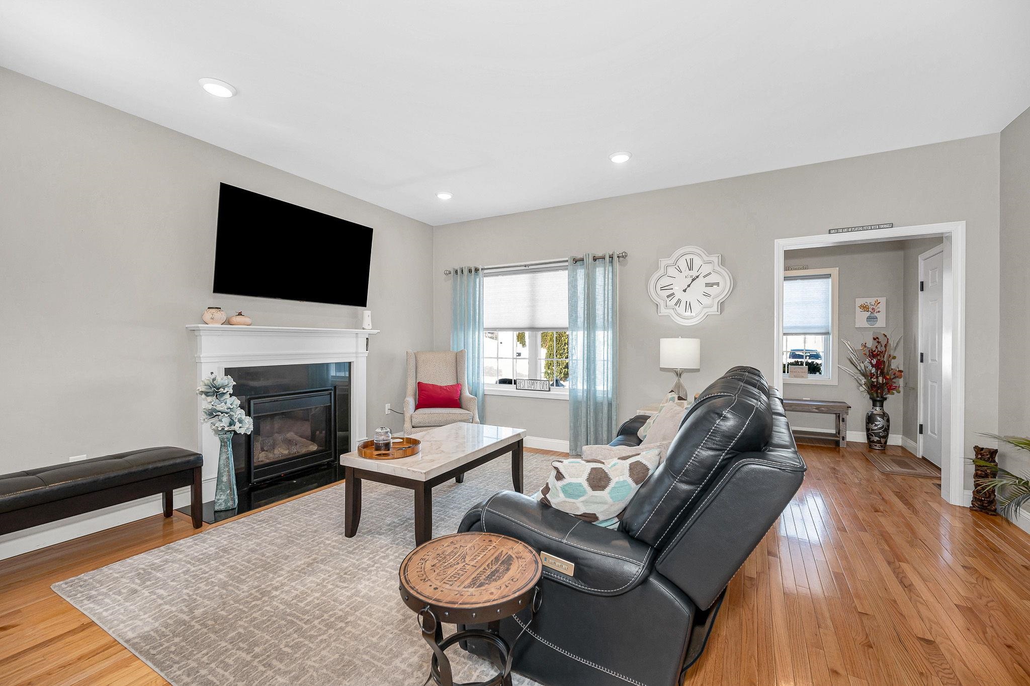 8 Crown Point Circle Merrimack, NH 03054 - Photo 4 of 41