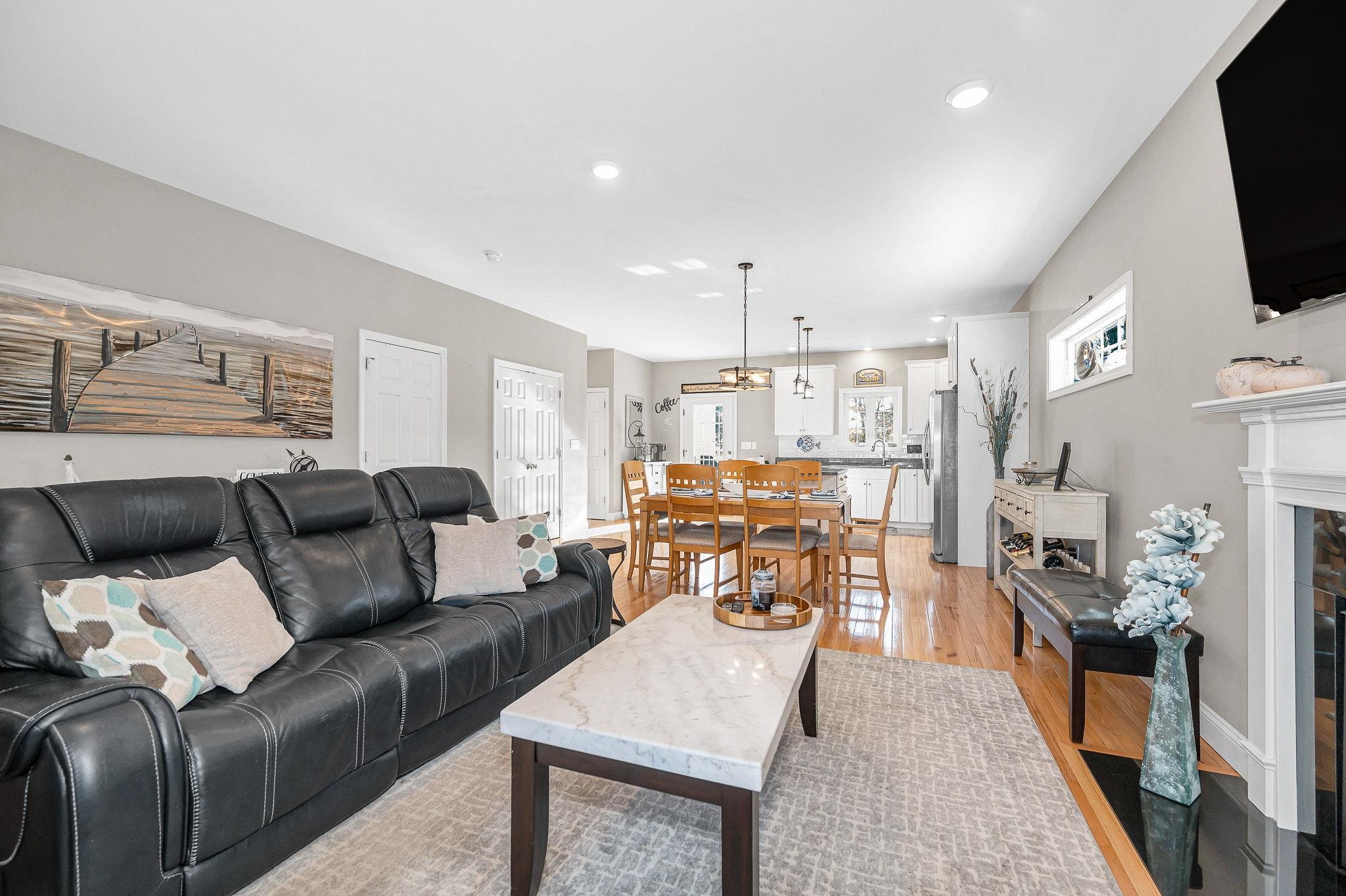 8 Crown Point Circle Merrimack, NH 03054 - Photo 6 of 41