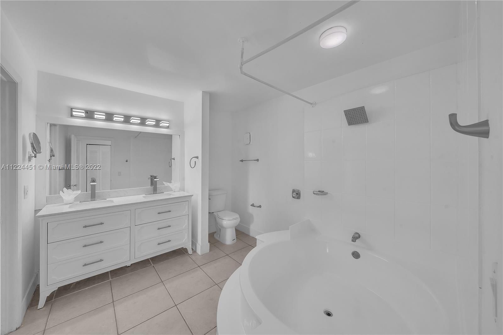 6211 Southwest 116th Place, Unit C22 Miami, FL 33173 - Photo 15 of 32 a spacious bathroom with a tub sink and mirror