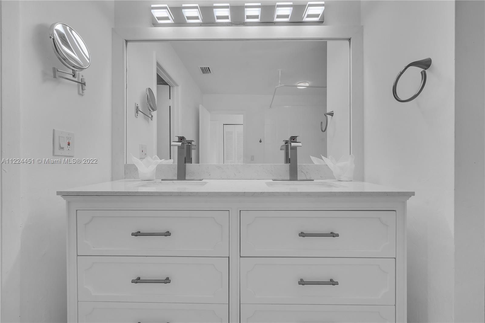 6211 Southwest 116th Place, Unit C22 Miami, FL 33173 - Photo 16 of 32 a bathroom with a sink vanity and mirror