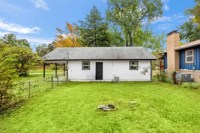 a view of a house with a backyard