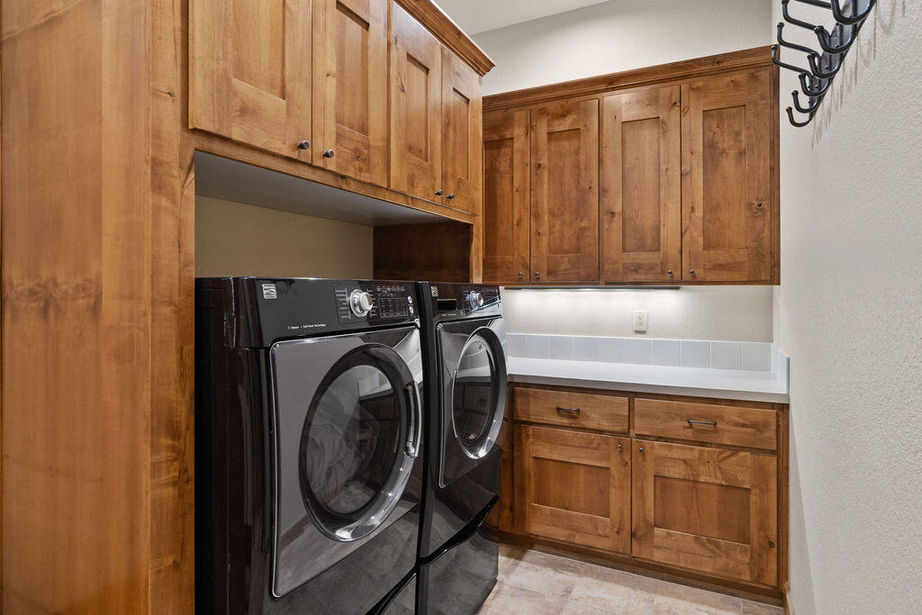 60511 Snap Shot Loop Bend, OR 97702 - Photo 25 of 34 Laundry/Mudroom