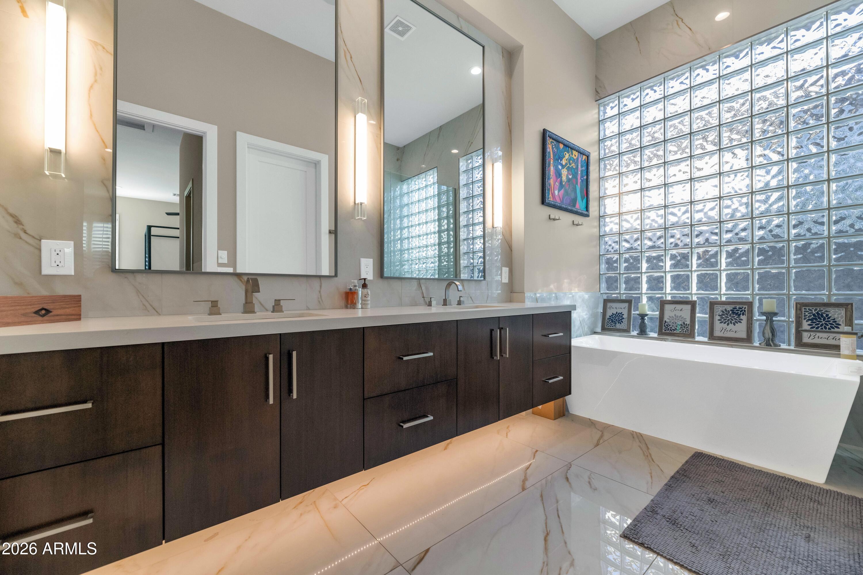 6417 North 30th Way Phoenix, AZ 85016 - Photo 18 of 48 Luxury Bathroom with Soaking Tub
