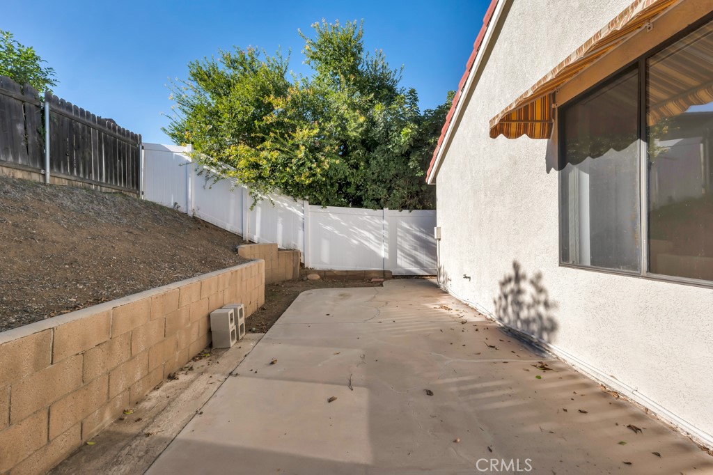 1440 Fox Run Corona, CA 92882 - Photo 23 of 23 a view of a backyard