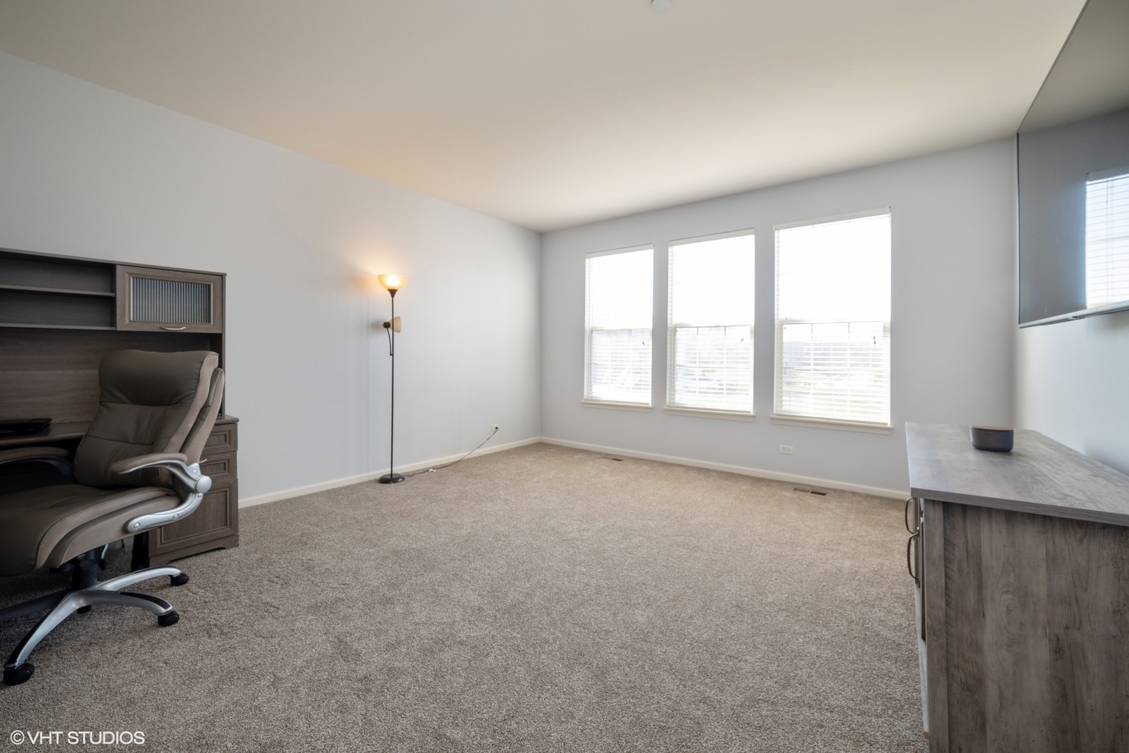 2624 Maple Circle West Dundee, IL 60118 - Photo 12 of 37 a view of a livingroom with workspace and a window