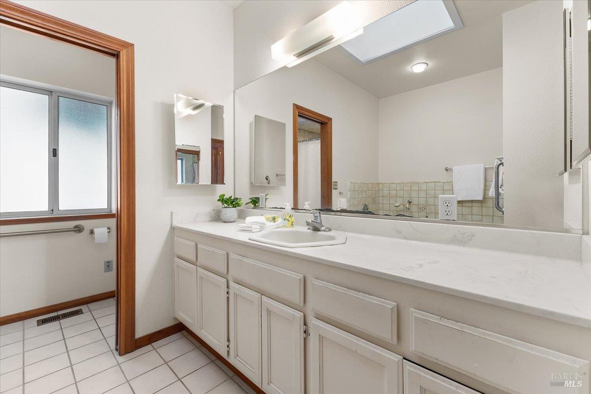 910-920 Lytton Springs Road Healdsburg, CA 95448 - Photo 21 of 59 Primary Bath