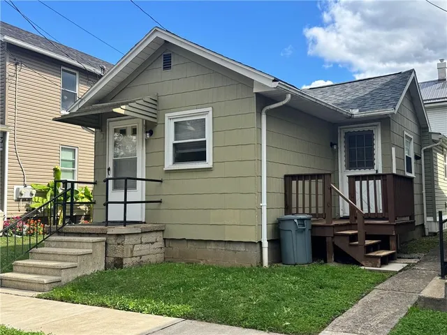 a front view of house with yard