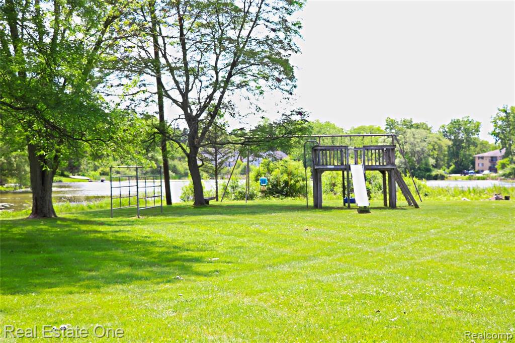 1945 Dawn Ridge Road Walled Lake, MI 48390 - Photo 42 of 46
