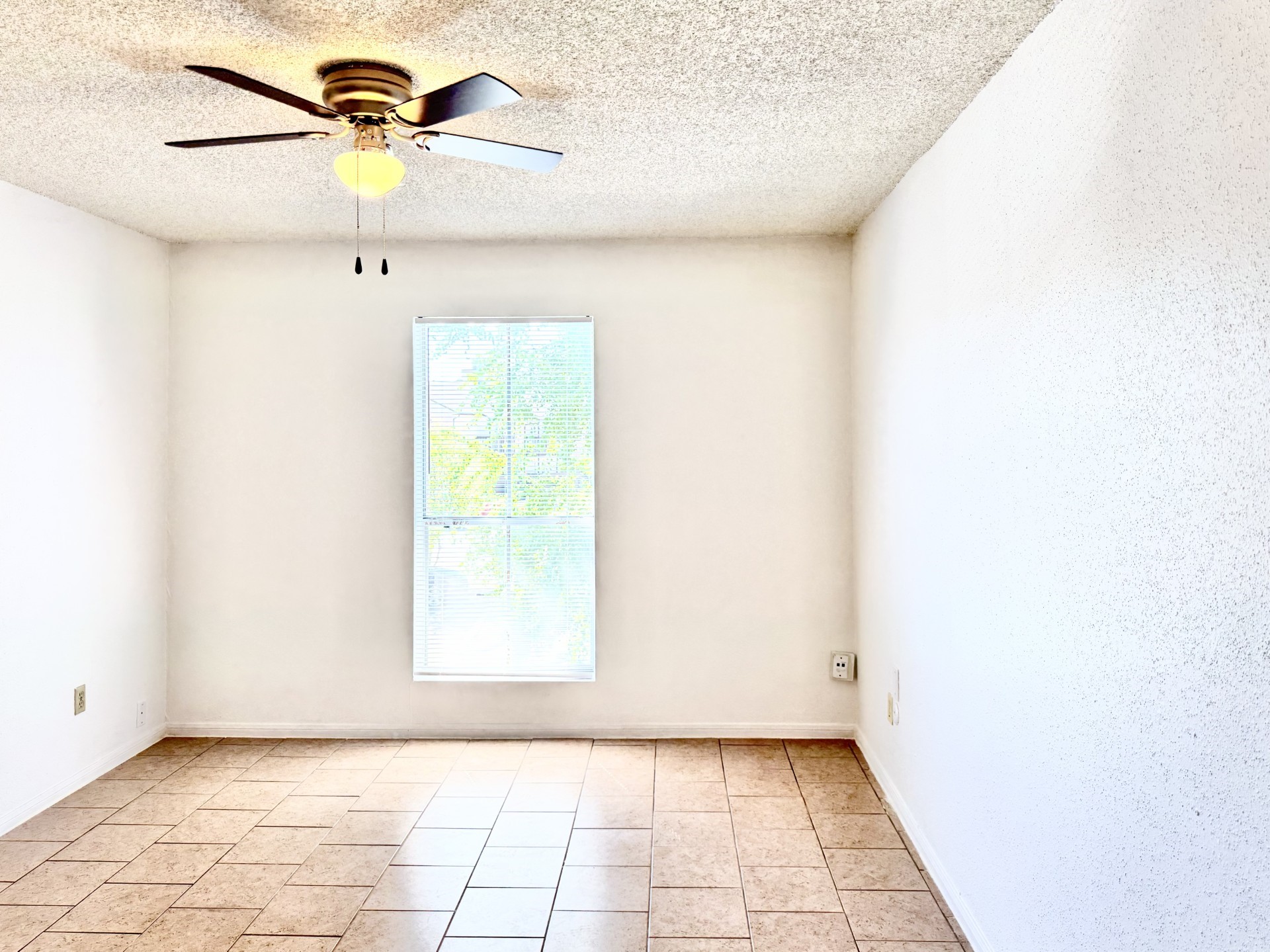 1516 Bay Area Boulevard, Unit U2 Houston, TX 77058 - Photo 12 of 15 a view of an empty room and a window
