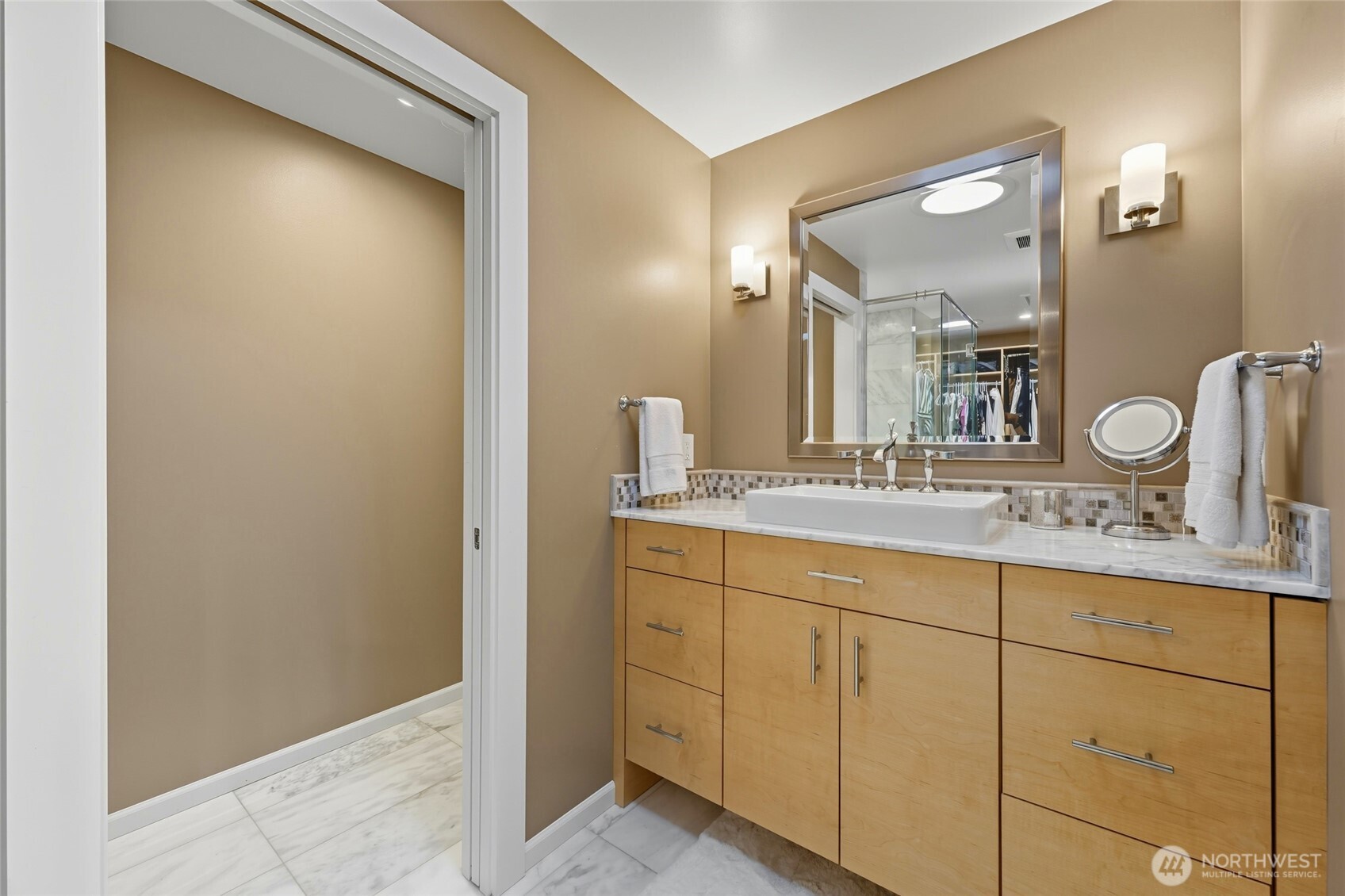 839 Country Club Road Walla Walla, WA 99362 - Photo 21 of 40 a bathroom with a double vanity sink and a mirror