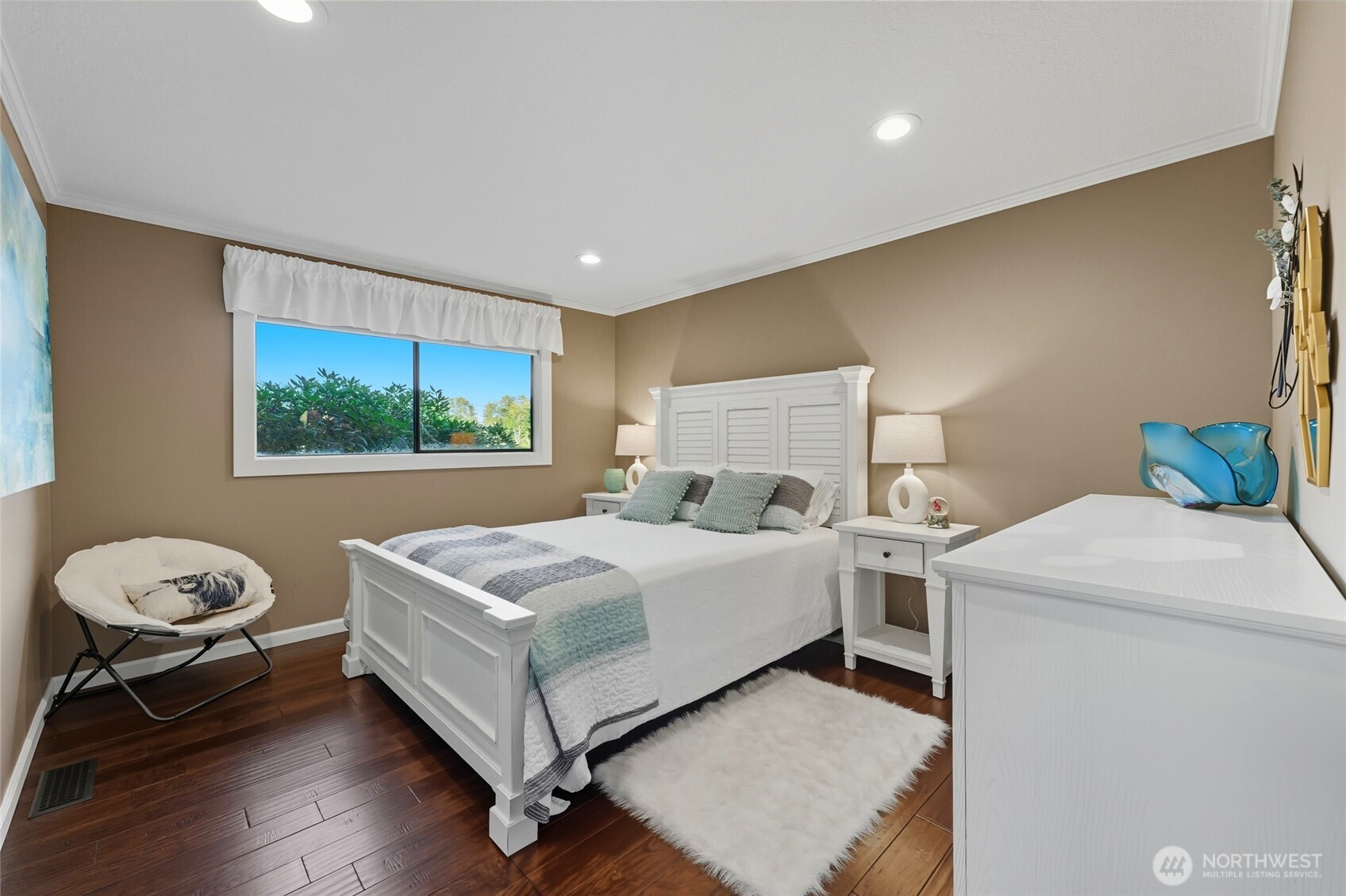 839 Country Club Road Walla Walla, WA 99362 - Photo 23 of 40 a bedroom with a bed and a window