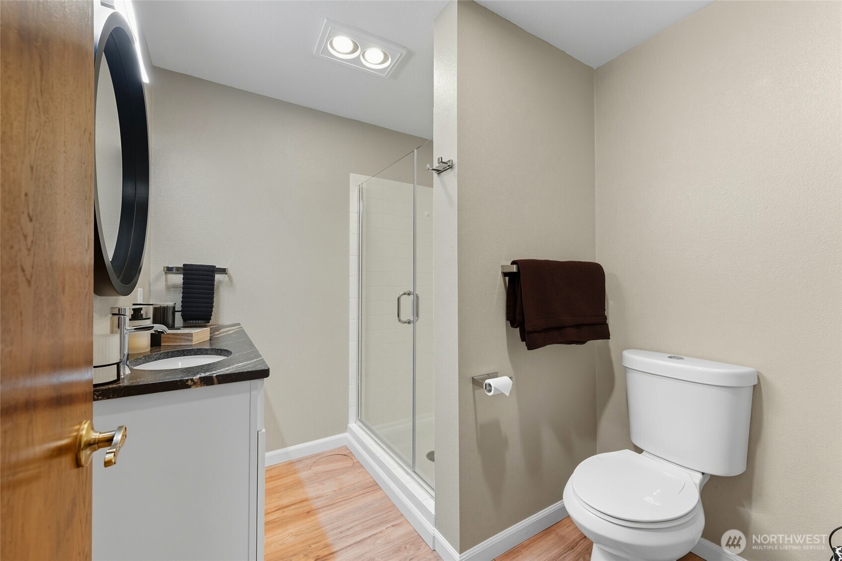 839 Country Club Road Walla Walla, WA 99362 - Photo 35 of 40 a bathroom with a toilet a sink and a mirror