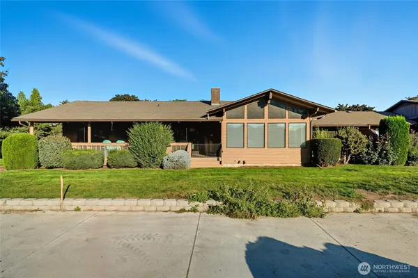 a front view of house with yard