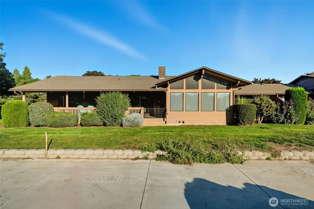 a front view of house with yard