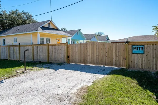 $1,400 | 609 West Liberty Street, Unit 5, Rockport, TX 78382