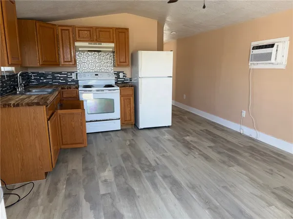 $1,400 | 609 West Liberty Street, Unit 5, Rockport, TX 78382