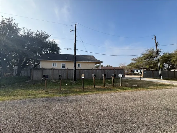 $1,400 | 609 West Liberty Street, Unit 5, Rockport, TX 78382