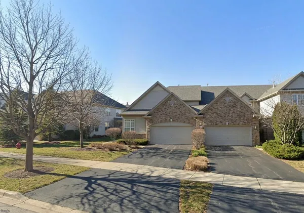 $374,900 | 28 Oak Creek Court, North Aurora, IL 60542