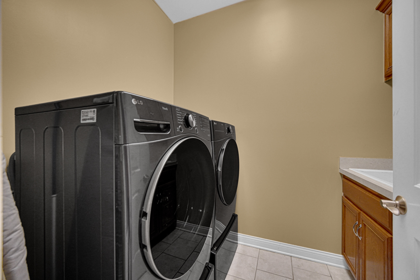 25216 Round Barn Road Plainfield, IL 60585 - Photo 26 of 31 a utility room with dryer and washer