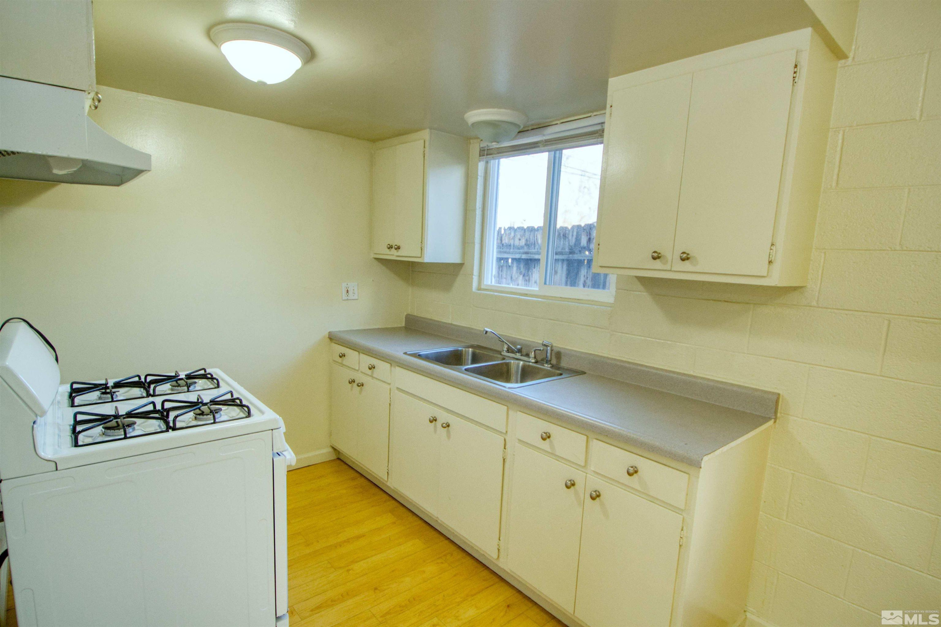 511 Country Village Drive, Unit 22 Carson City, NV 89701 - Photo 6 of 11 a kitchen that has a sink and a stove