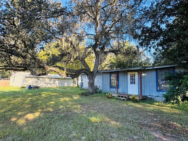 a view of backyard with garden and trees