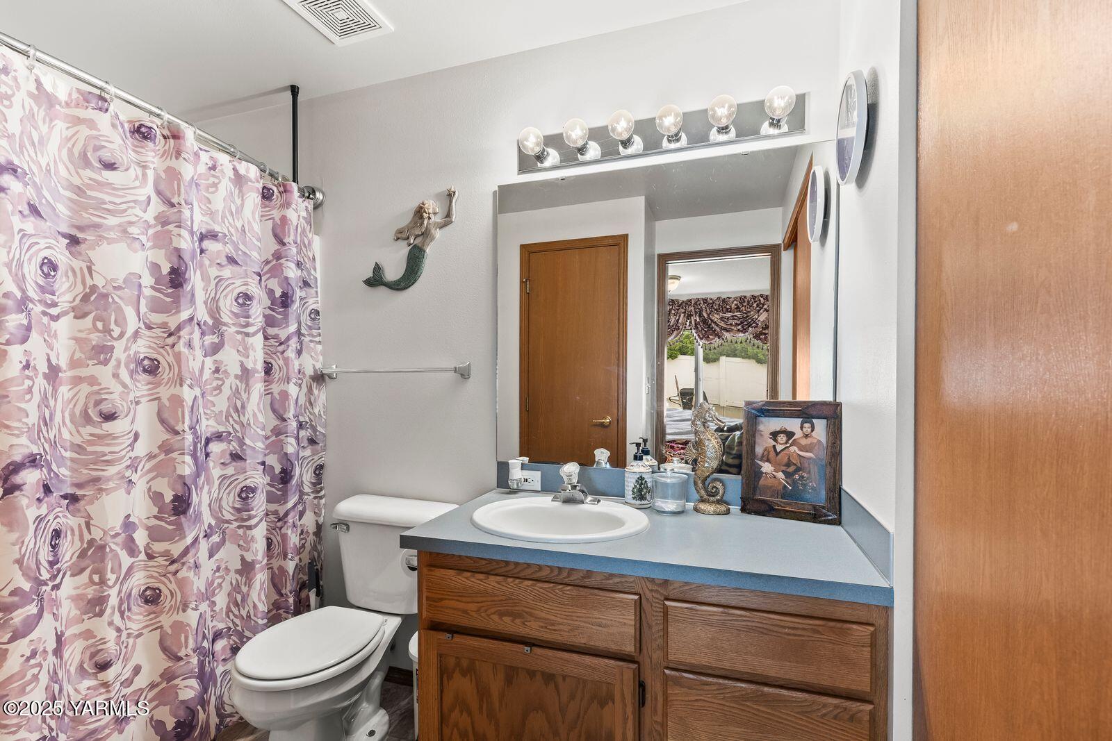 105 Peach Tree Lane, Unit 3 Yakima, WA 98908 - Photo 10 of 21 ensuite bathroom