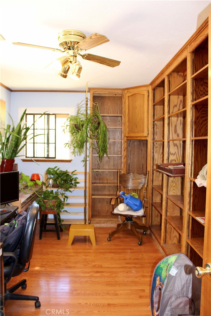945 Nielson Road Pinon Hills, CA 92372 - Photo 15 of 51 Office with built-in shelves