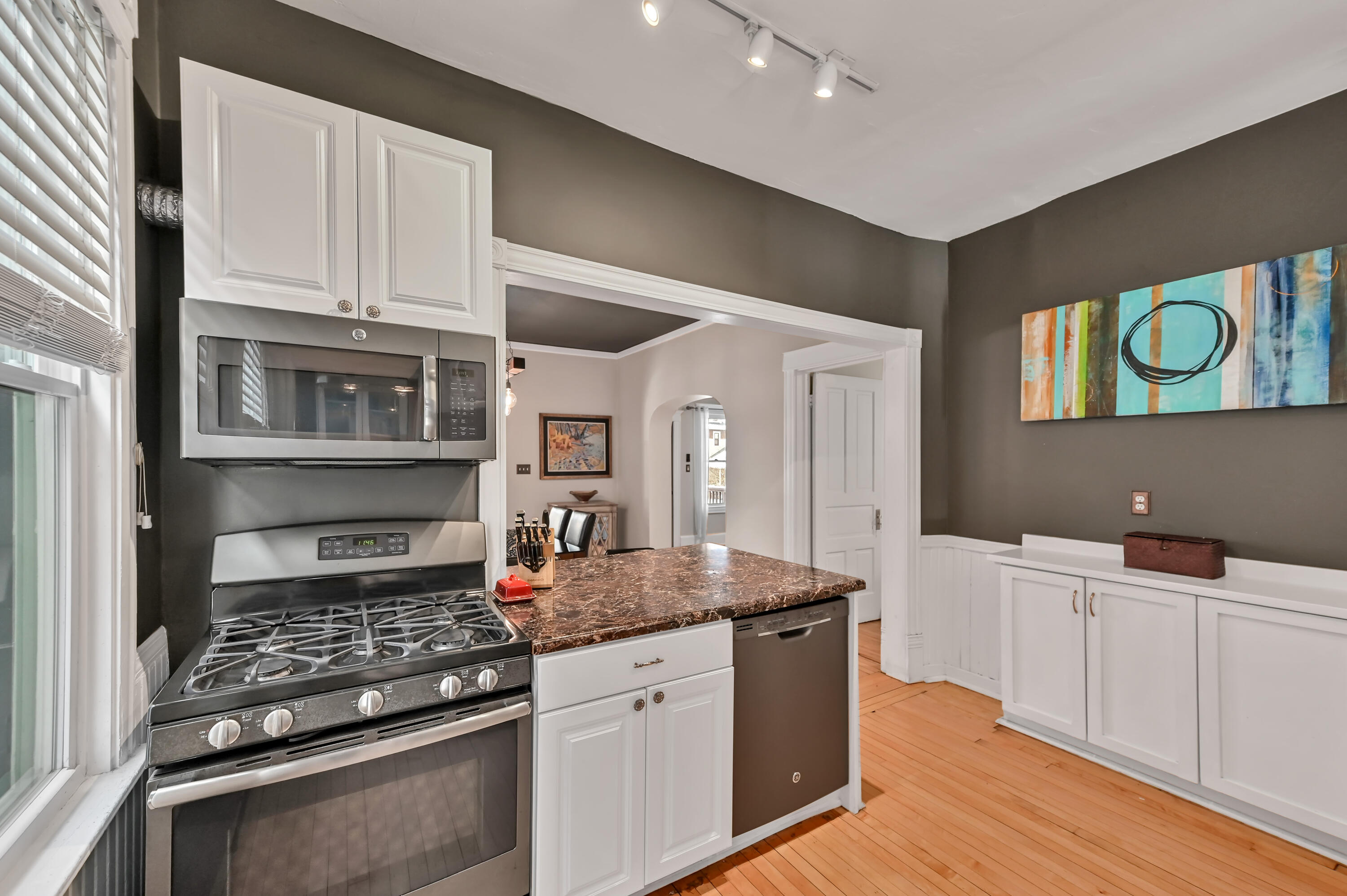 3054 North Newhall Street Milwaukee, WI 53211 - Photo 15 of 33 Kitchen