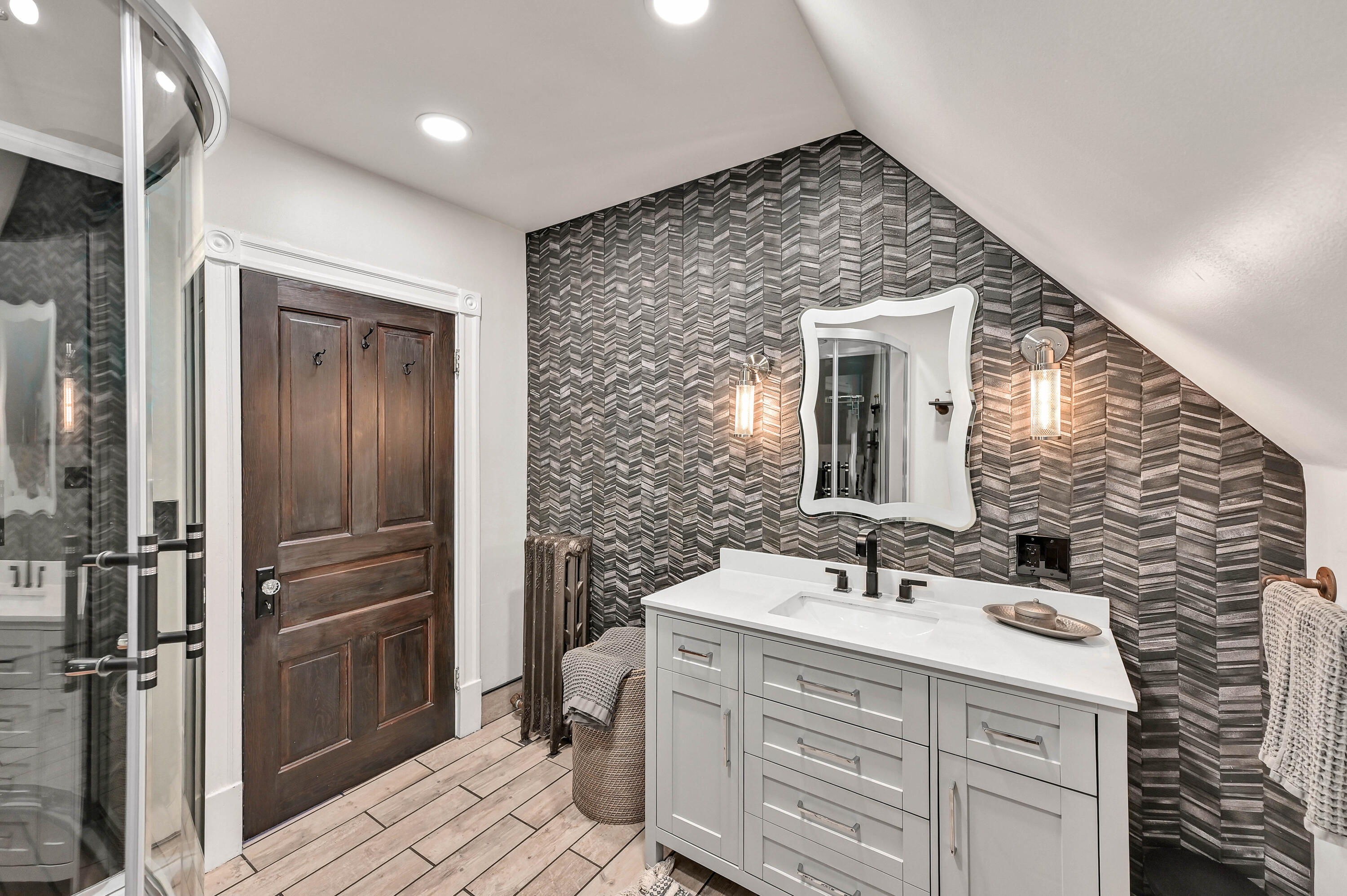 3054 North Newhall Street Milwaukee, WI 53211 - Photo 24 of 33 Full Bathroom