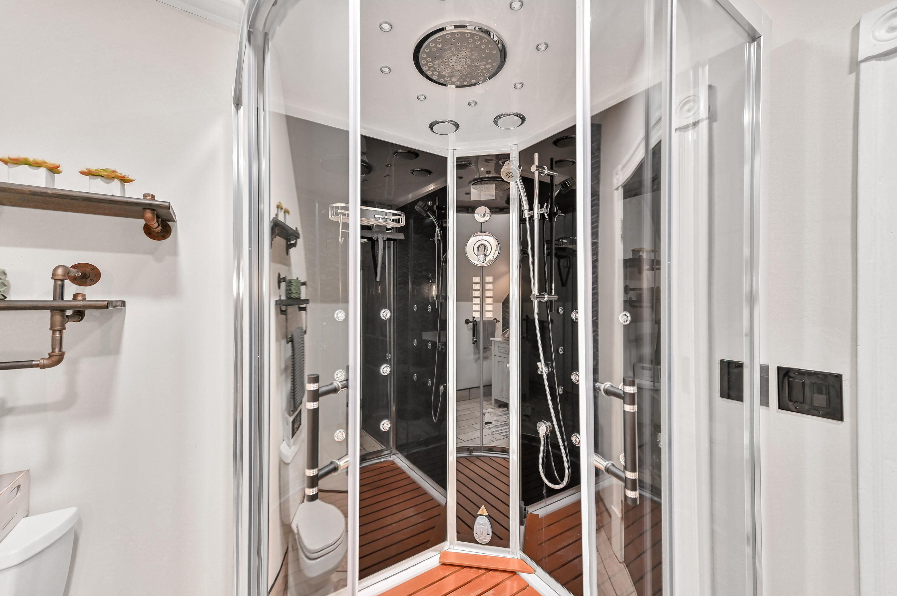 3054 North Newhall Street Milwaukee, WI 53211 - Photo 26 of 33 Full Bathroom