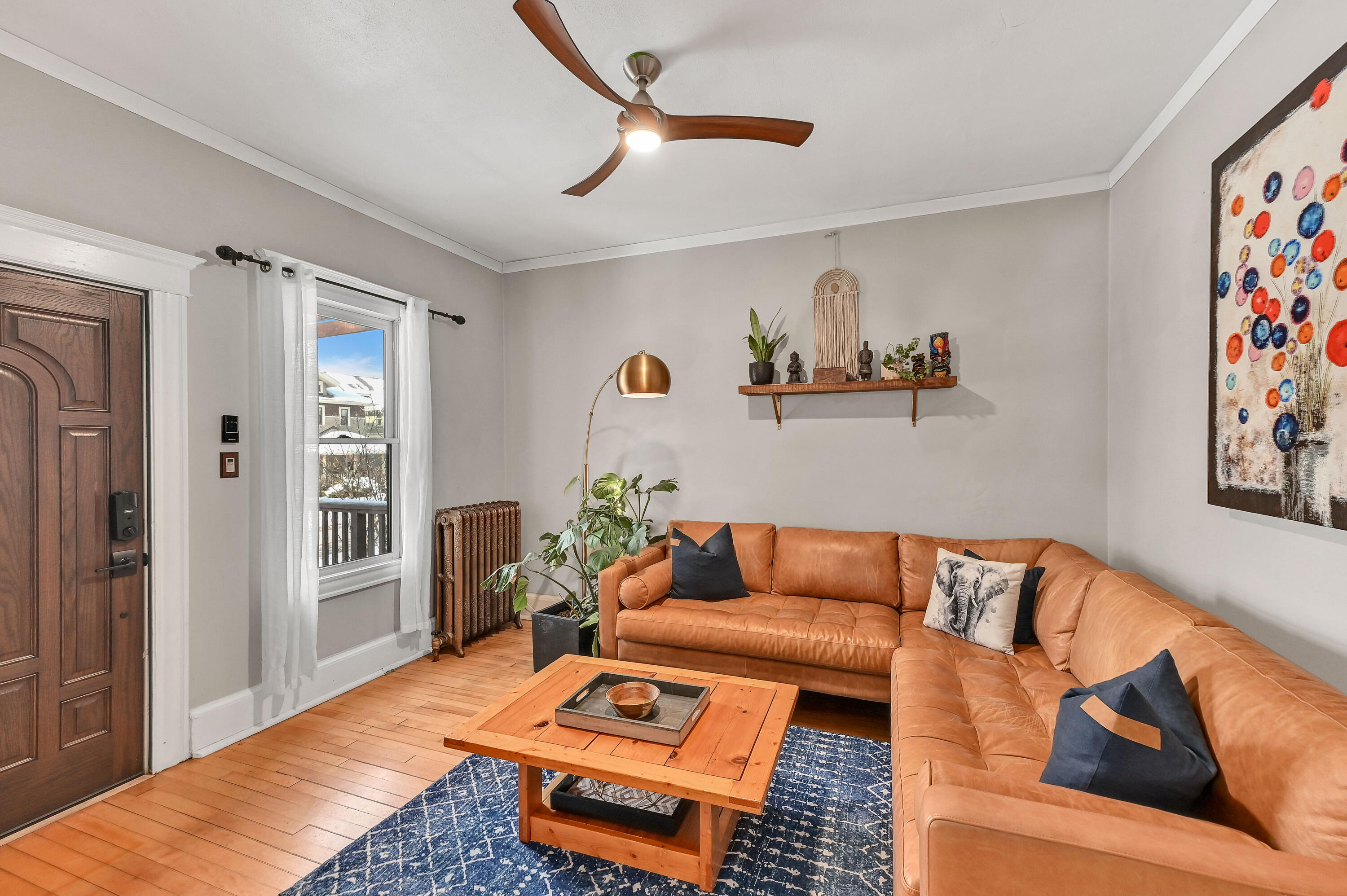 3054 North Newhall Street Milwaukee, WI 53211 - Photo 4 of 33 Living Room
