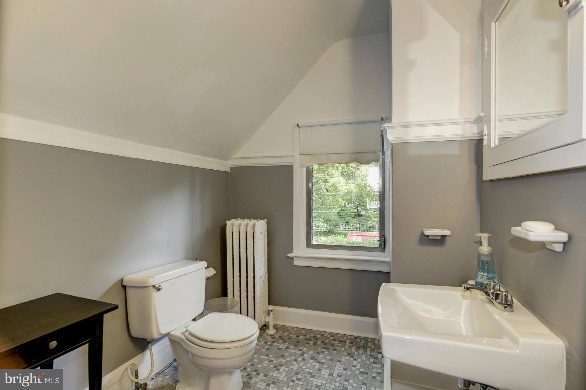 5005 Falls Rd Terrace Baltimore, MD 21210 - Photo 28 of 30 Full bath on 3rd floor