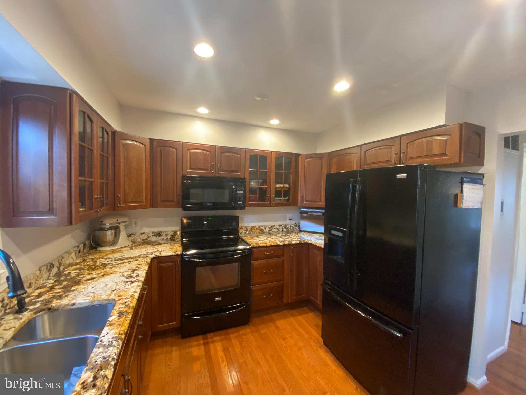 8012 Diving Cliff Lane Springfield, VA 22153 - Photo 4 of 29 Gallery Image 4