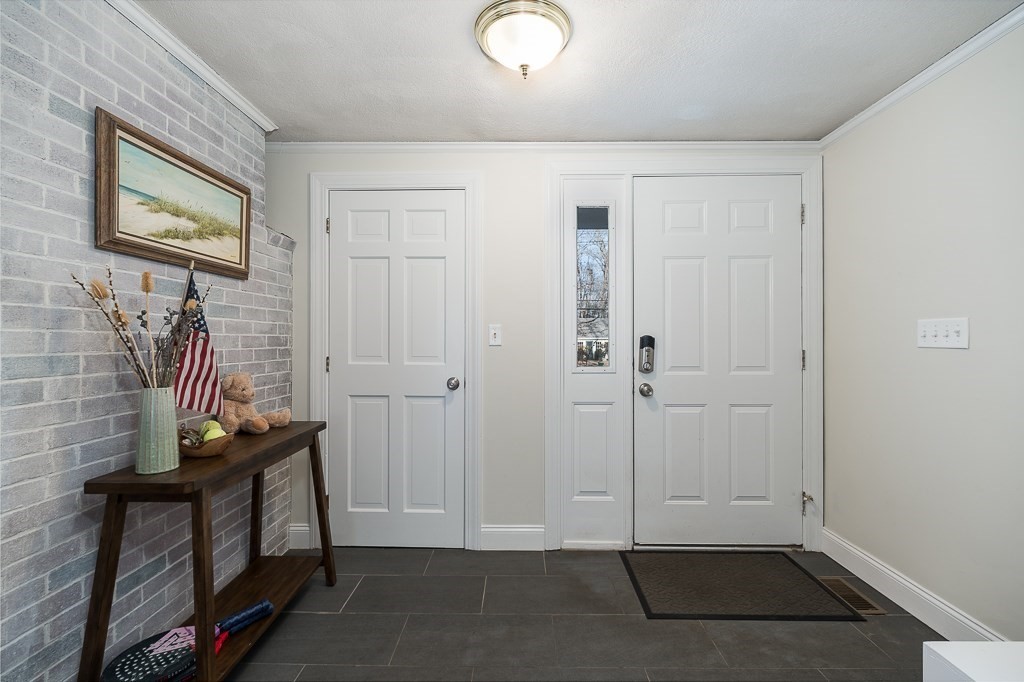 130 Linebrook Road Ipswich, MA 01938 - Photo 3 of 30 Gallery Image 3