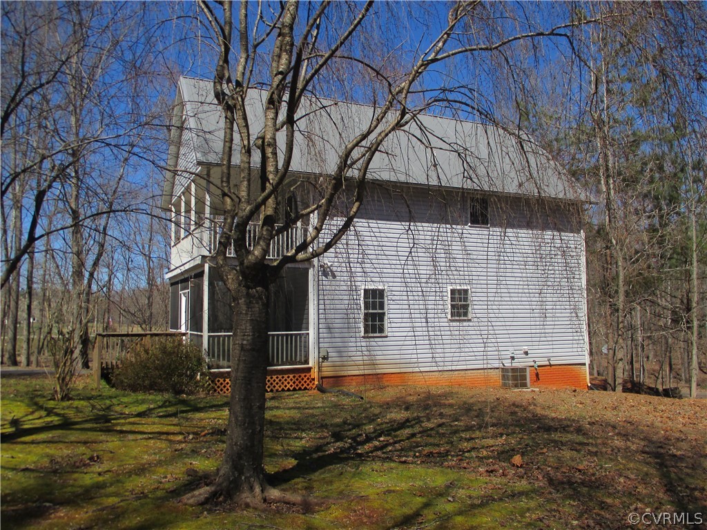 62 Falls Road Victoria, VA 23974 - Photo 9 of 36 a backyard of a house