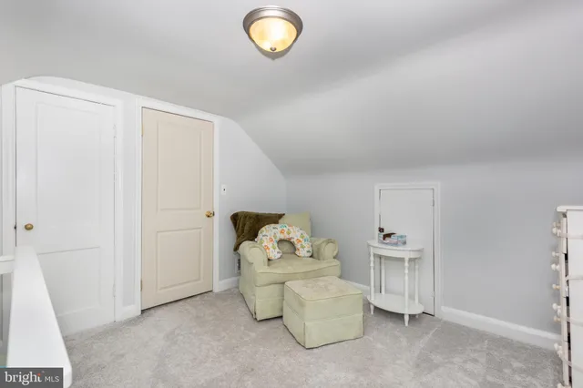 a view of livingroom with furniture